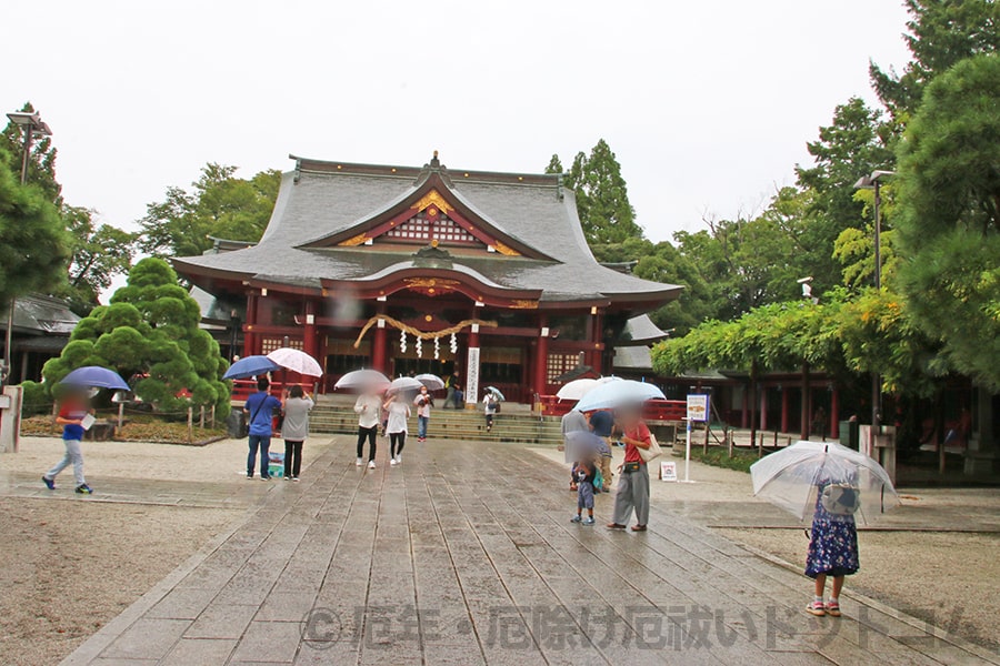 笠間稲荷神社 本殿と本殿前の広場の様子