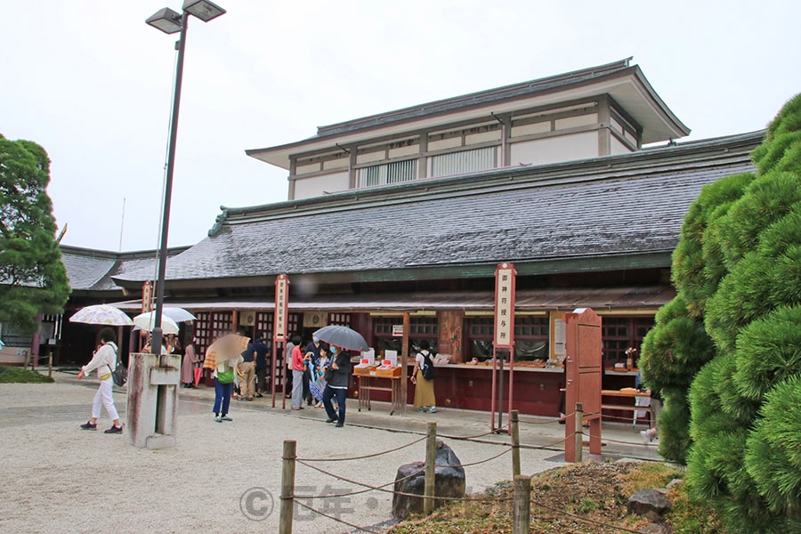 笠間稲荷神社 御祈祷受付のある社務所の様子