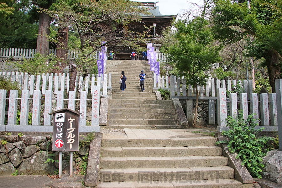 筑波山神社 社号標と手水舎の様子