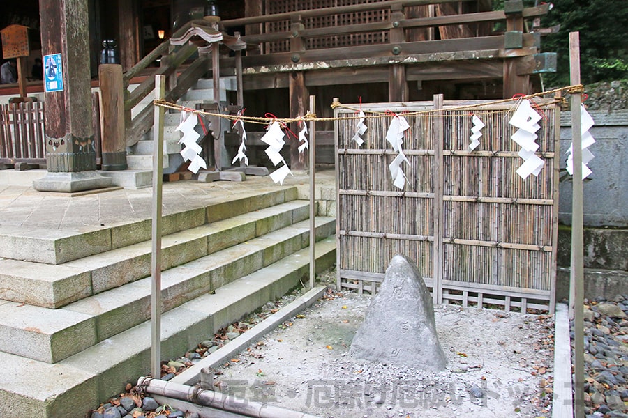 筑波山神社 「厄除け筑波石」と厄割り玉の様子（その1）