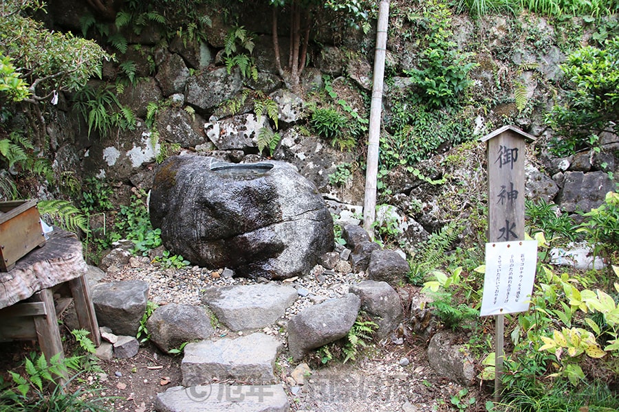 筑波山神社 御祈祷申込後待合室に向かう参拝者の様子