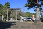 高麗神社 境内入口、社号標と一ノ鳥居の様子