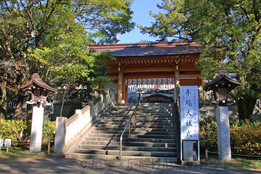 稲毛浅間神社 本殿手前の神門の様子