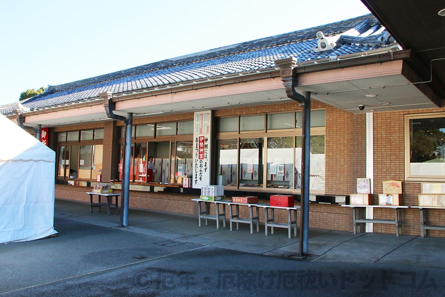 稲毛浅間神社 本殿内にて御祈祷を受ける参拝者の様子