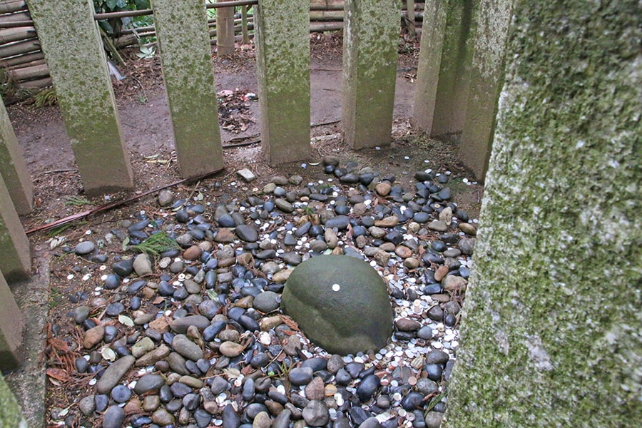 香取神宮 要石（写真の大きな石）の様子