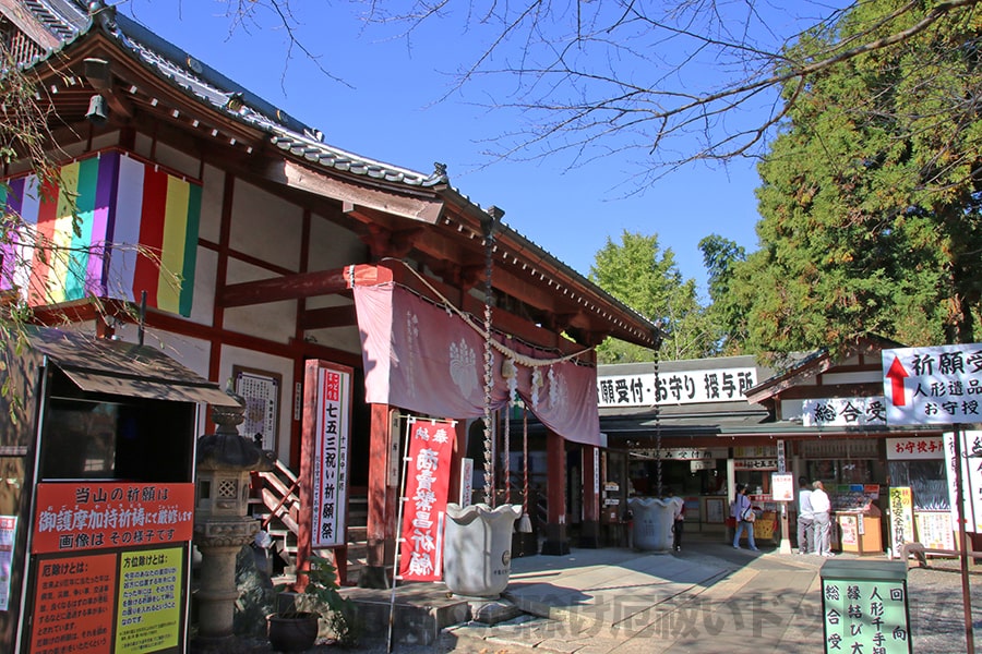 千葉厄除け不動尊 護摩堂と総合受付、授与所などの様子