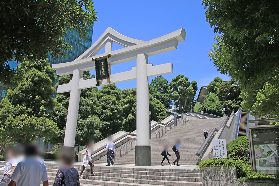 日枝神社 赤坂側の参道と鳥居の様子