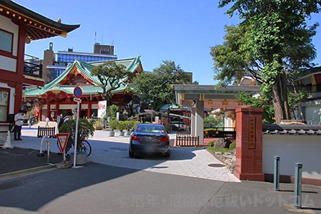神田明神 駐車場までのルート（男坂門）の様子
