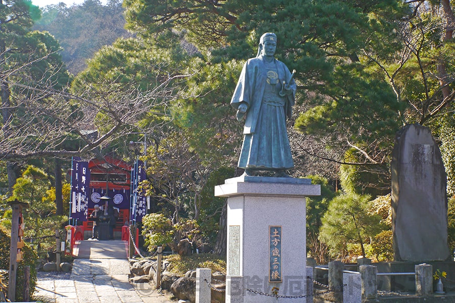 高幡不動尊 境内 土方歳三像の様子