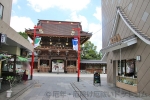 西新井大師への参道、参道商店街団子屋などお店と山門の様子