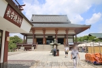 西新井大師 境内の様子（左 受付棟と奥 大本堂）