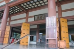 西新井大師 大本堂入り口、賽銭所の様子
