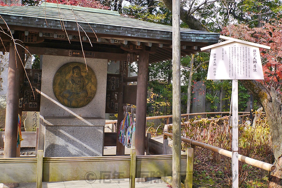 西新井大師 境内にある稚児大師坐像の様子