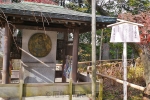 西新井大師 境内にある稚児大師坐像の様子