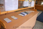 西新井大師 受付棟内の祈願申込書と記入机の様子