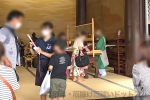 西新井大師 御護摩の後に授与物が手渡される様子