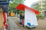 西新井大師 参道の指輪屋さんで指輪をもらっている参拝者の様子