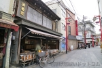 西新井大師 参道の老舗店舗の様子