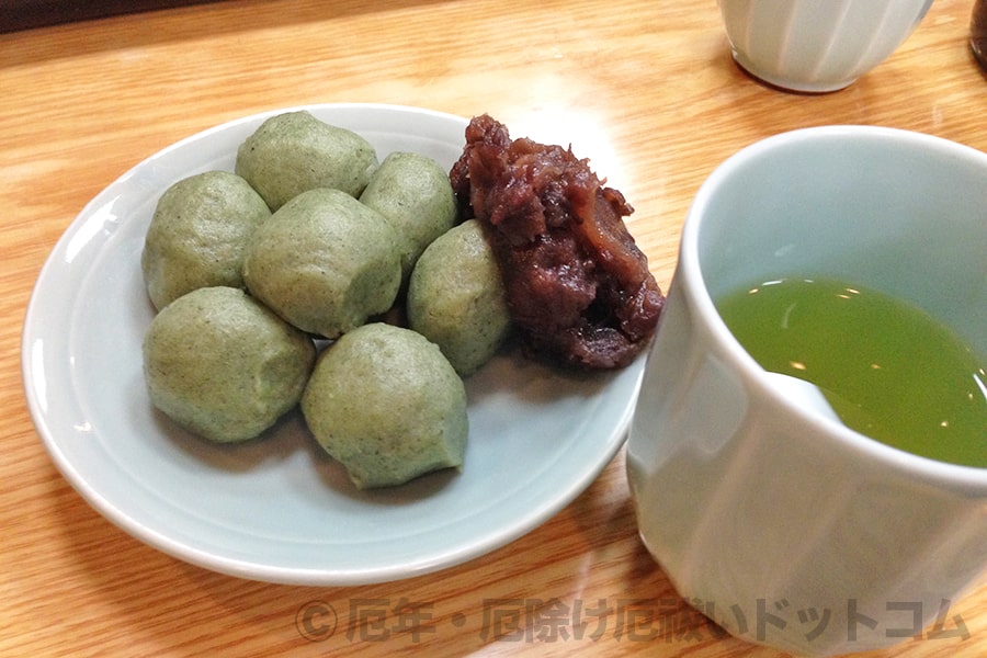 西新井大師 参道にあるお店で草団子の様子