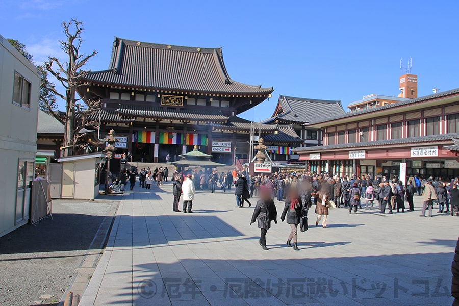 川崎大師 大本堂前と多くの参拝者の様子