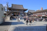 川崎大師 大本堂前と多くの参拝者の様子