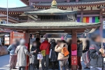 川崎大師 大本堂前の献香所に立ち寄る多くの参拝者の様子