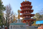 川崎大師 祈りと平和の像と八角五重塔の様子