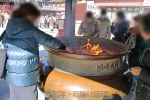 川崎大師 大本堂前の献香所の様子