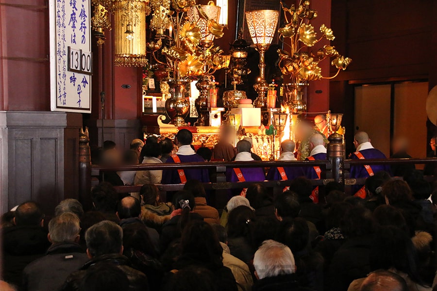 川崎大師 大本堂内での護摩祈祷の様子