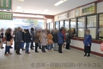 川崎大師 護摩会計所前に並ぶ多くの護摩祈祷の申し込みの参拝者の様子
