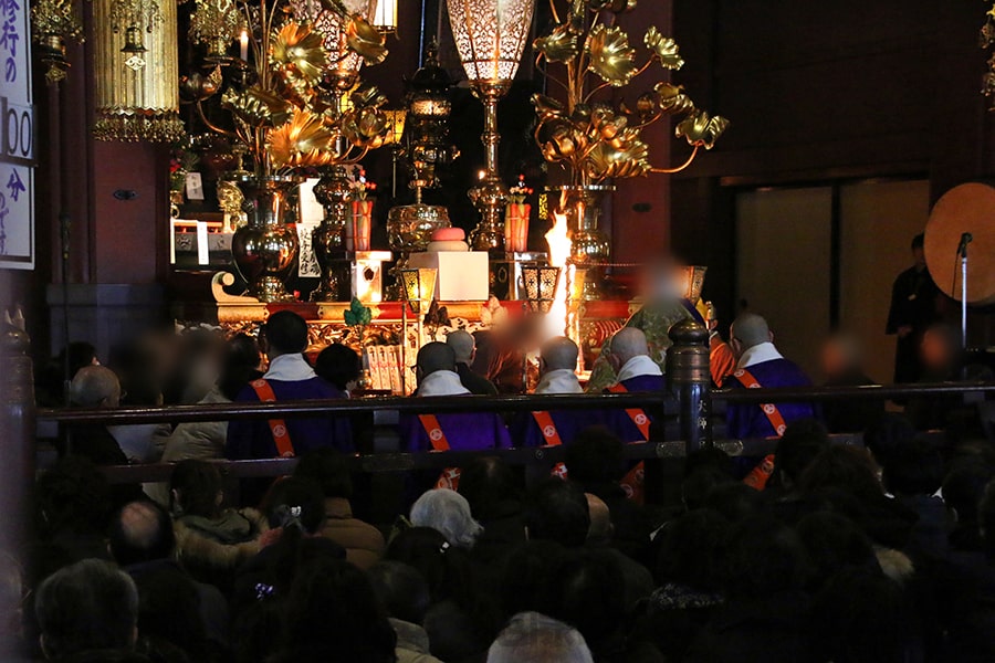 川崎大師 大本堂内でのお護摩祈祷の様子