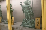 川崎大師 信徒休憩所内の仏像展示の様子
