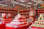 川崎大師 仲見世通りの多くのダルマを扱う店舗の様子