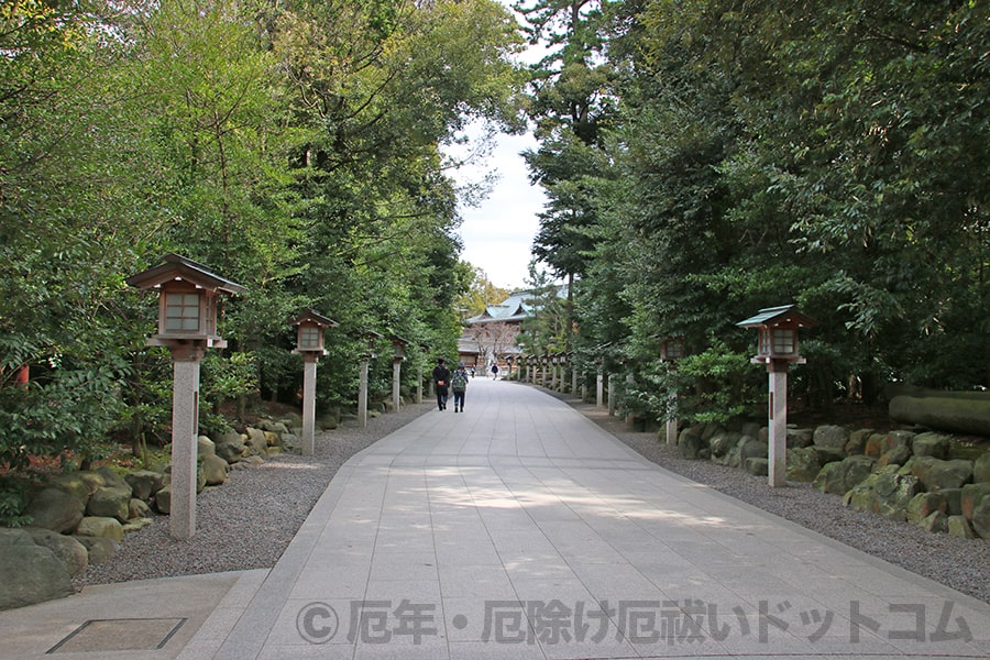 寒川神社 境内参道の様子