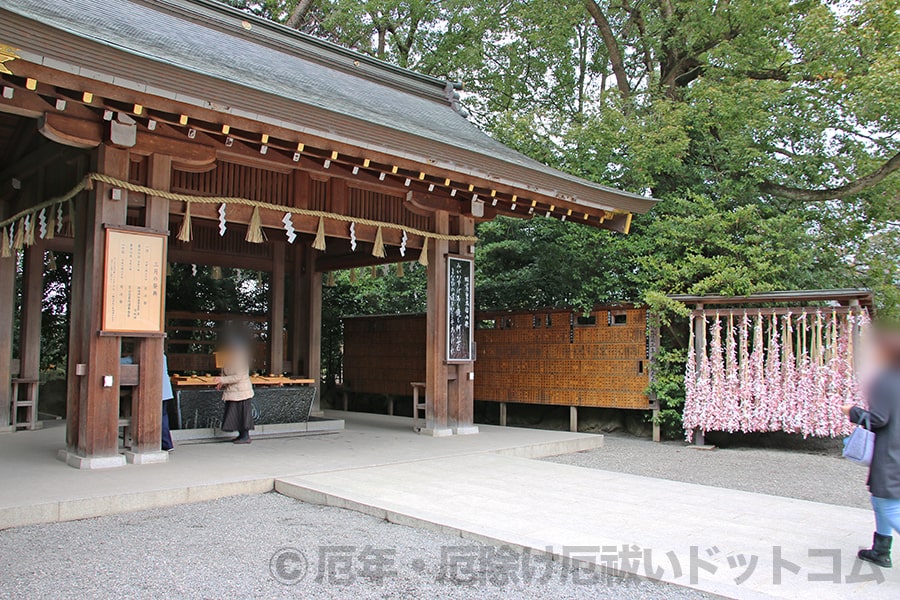 寒川神社 手水舎（左）とおみくじ掛け（右）の様子