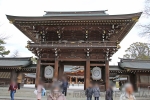 寒川神社 おみくじ掛けに掛けられた大量のおみくじの様子