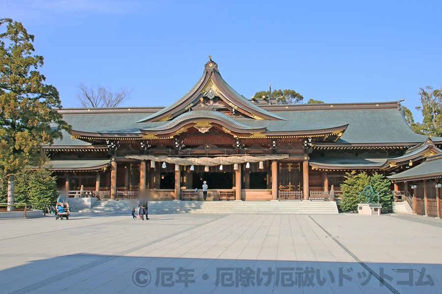 寒川神社 本殿とその手前の広場の様子