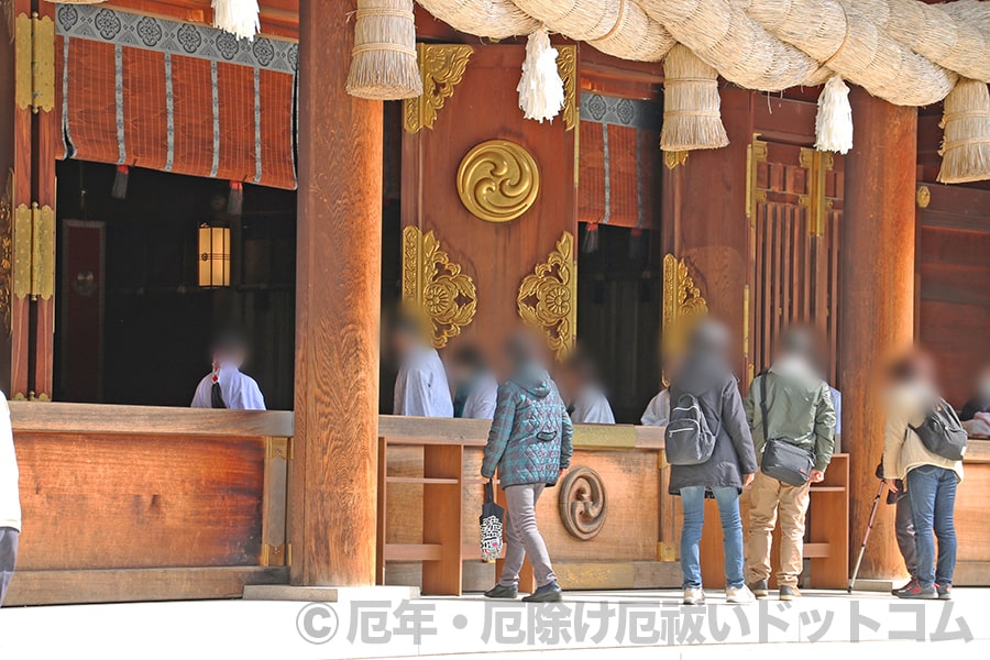 寒川神社 御祈願希望者が白い装束を身に着け御祈祷を受けるの様子
