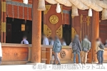 寒川神社 御祈願希望者が白い装束を身に着け御祈祷を受けるの様子
