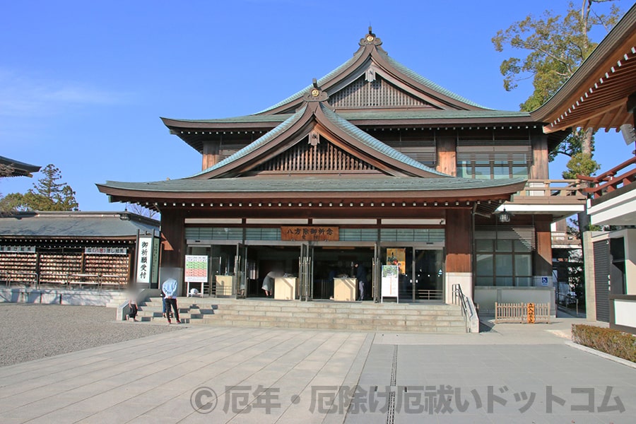 寒川神社 御祈願希望者が白い装束を身に着け御祈祷を受けるの様子