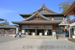 寒川神社 御祈願希望者が白い装束を身に着け御祈祷を受けるの様子