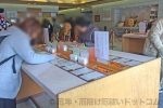 寒川神社 記入台にて御祈祷申込用紙に記入している様子