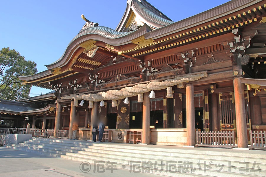 寒川神社 記入台にて御祈祷申込用紙に記入している様子