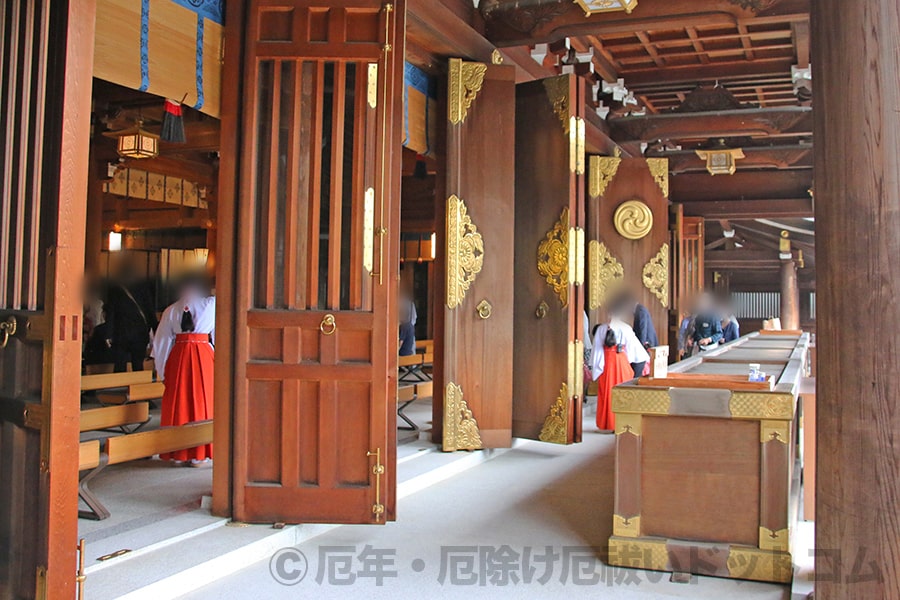 寒川神社 御祈祷のため御本殿内（拝殿）に案内している神職・巫女さんたちの様子