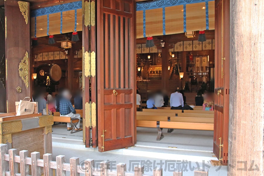 寒川神社 御祈祷を受けている祈祷希望者たちの様子