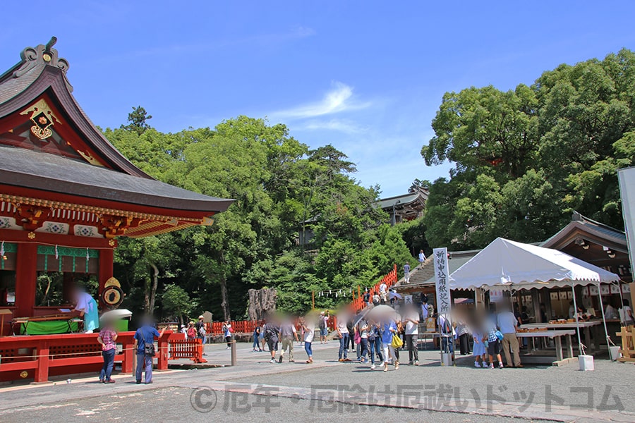 鶴岡八幡宮  境内舞殿（左）や祈祷受付などの様子