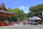 鶴岡八幡宮  境内舞殿（左）や祈祷受付などの様子