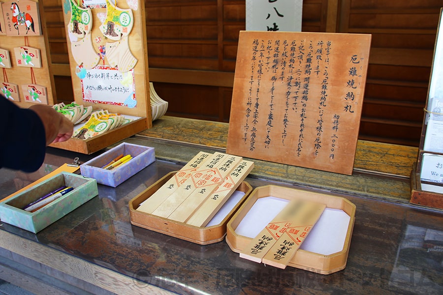 鶴岡八幡宮 ご祭神についての案内看板の様子