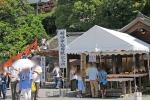 鶴岡八幡宮  祈祷受付と申込用紙記入所の様子