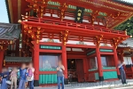 鶴岡八幡宮 御祈祷の行われる本宮（神門奥）の様子